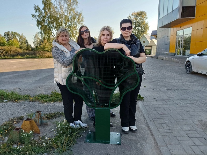 Установка арт-объектов для сбора пластиковых крышечек.